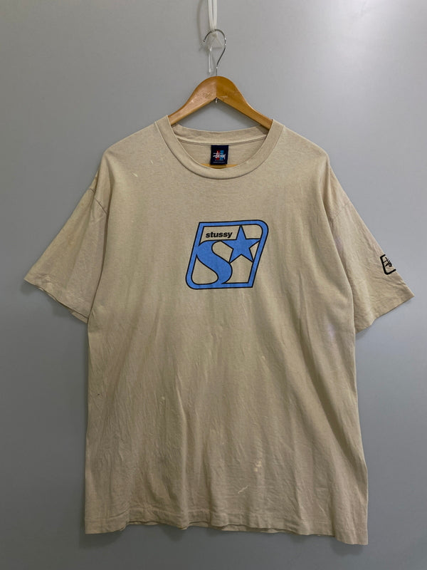 【現状渡し品】【メンズ】 STUSSY ステューシー S/S PRINT TEE ショートスリーブ Tシャツ 半袖Tシャツ 赤青タグ USA製 トップス 142-260609-yn-24-min サイズ：XL カラー：ベージュ 万代Net店