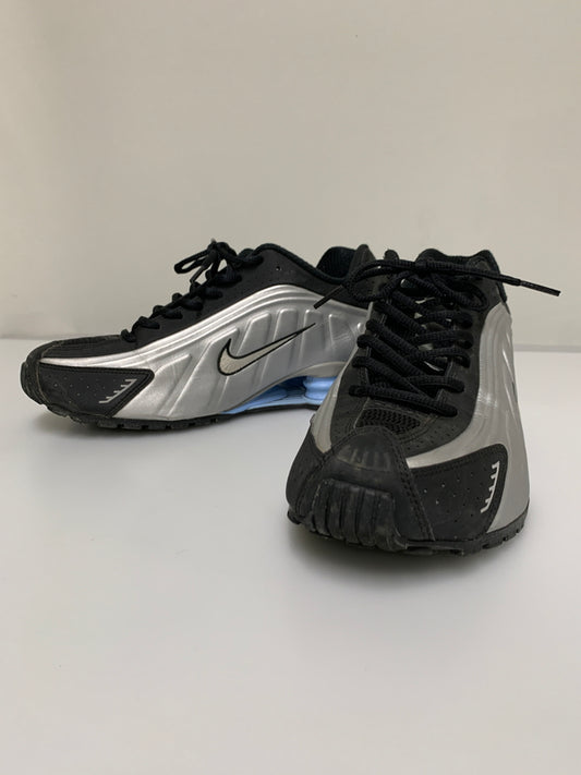 【中古品】【メンズ】 NIKE ナイキ SHOX R4 HQ1988-004 ショックス スニーカー 靴 160-260609-yn-42-min サイズ：27.5cm US9.5 カラー：METALLIC SILVER/METALLIC SILVER-BLACK 万代Net店