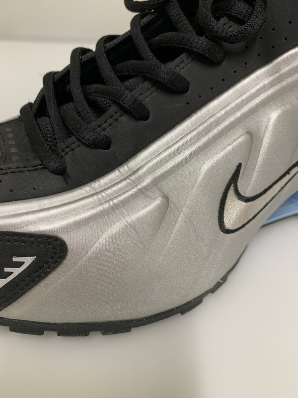 【中古品】【メンズ】 NIKE ナイキ SHOX R4 HQ1988-004 ショックス スニーカー 靴 160-260609-yn-42-min サイズ：27.5cm US9.5 カラー：METALLIC SILVER/METALLIC SILVER-BLACK 万代Net店
