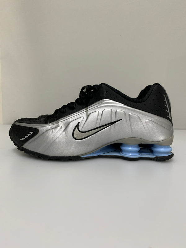 【中古品】【メンズ】 NIKE ナイキ SHOX R4 HQ1988-004 ショックス スニーカー 靴 160-260609-yn-42-min サイズ：27.5cm US9.5 カラー：METALLIC SILVER/METALLIC SILVER-BLACK 万代Net店