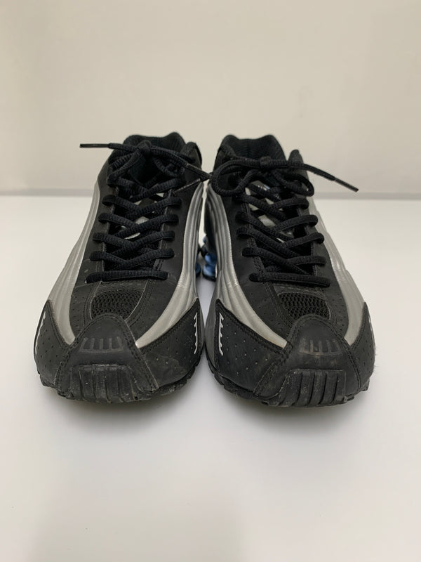 【中古品】【メンズ】 NIKE ナイキ SHOX R4 HQ1988-004 ショックス スニーカー 靴 160-260609-yn-42-min サイズ：27.5cm US9.5 カラー：METALLIC SILVER/METALLIC SILVER-BLACK 万代Net店