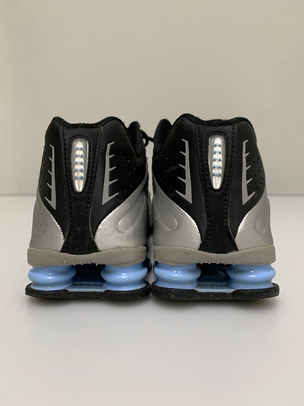 【中古品】【メンズ】 NIKE ナイキ SHOX R4 HQ1988-004 ショックス スニーカー 靴 160-260609-yn-42-min サイズ：27.5cm US9.5 カラー：METALLIC SILVER/METALLIC SILVER-BLACK 万代Net店