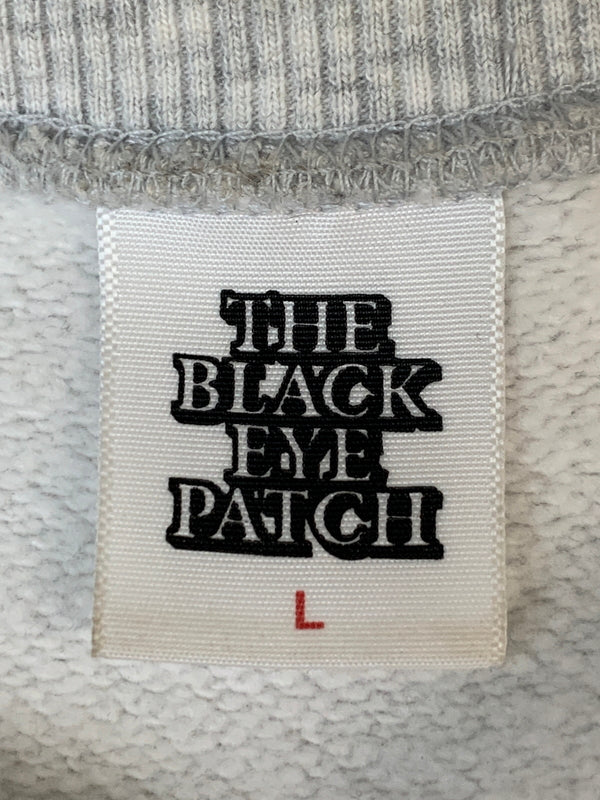 【現状渡し品】【メンズ】 THE BLACK EYE PATCH ザ ブラックアイパッチ 取扱注意 SWEATSHIRT スウェットシャツ 長袖 メンズ トップス 142-260618-KS-22-min サイズ：L カラー：ライトグレー 万代Net店