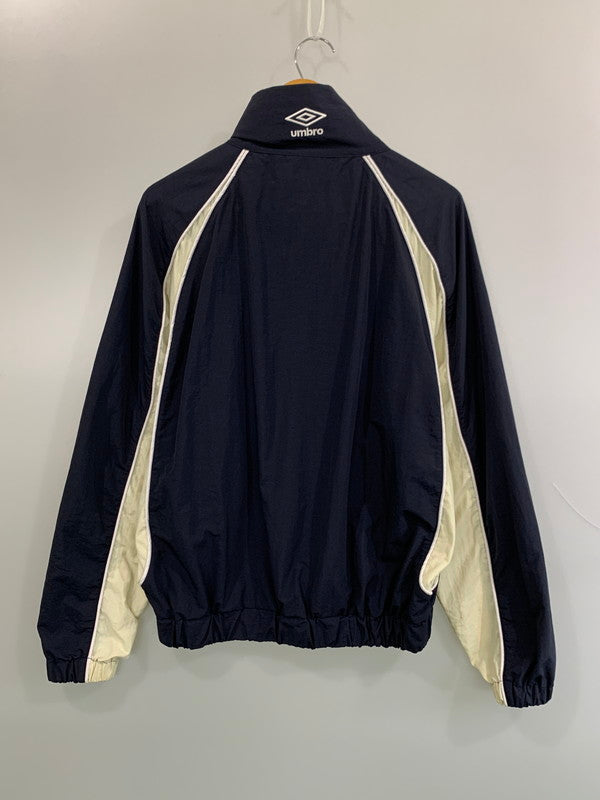 【中古品】【メンズ】 9090 ナインティナインティ × UMBRO NYLON TRACK JACKET アンブロ ナイロントラックジャケット ライトアウター 142-260623-yn-35-min サイズ：L カラー：ネイビー 万代Net店