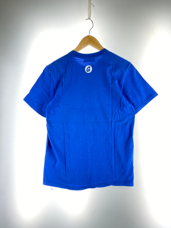 【中古品】【メンズ】 GOODENOUGH グッドイナフ GDEH LOGO TEE ロゴTシャツ 半袖Tシャツ トップス 142-260619-yn-16-min サイズ：2 カラー：ブルー 万代Net店