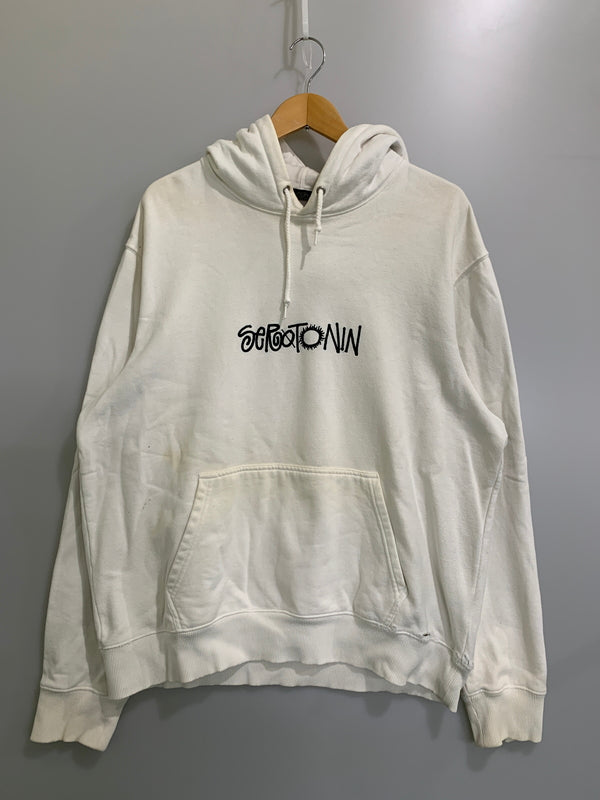 【現状渡し品】【メンズ】 STUSSY ステューシー SEROTONIN APPLIQUE HOODIE セロトニン アップリケ フーディ メンズ パーカー プルオーバー 142-260621-hu-31-min サイズ：XL カラー：ホワイト 万代Net店