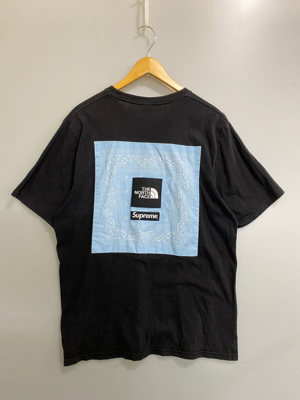 【現状渡し品】【メンズ】 SUPREME シュプリーム × THE NORTH FACE 22SS BANDANA S/S TEE NT02209I ザノースフェイス バンダナショートスリーブTシャツ 半袖Tシャツ トップス 149-260623-yn-08-min サイズ：XL カラー：ブラック 万代Net店