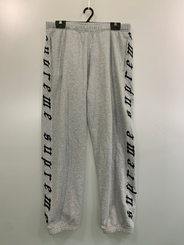 【中古品】【メンズ】 SUPREME シュプリーム RAISED EMBROIDERY SWEATPANT レイズド エンブロイダリー スウェットパンツ 刺繍 ボトムス 149-260622-yn-02-min サイズ：L カラー：グレー 万代Net店