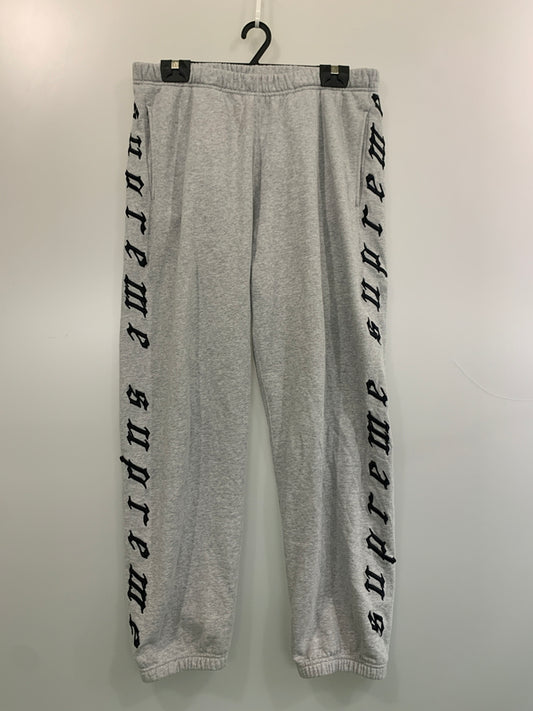 【中古品】【メンズ】 SUPREME シュプリーム RAISED EMBROIDERY SWEATPANT レイズド エンブロイダリー スウェットパンツ 刺繍 ボトムス 149-260622-yn-02-min サイズ：L カラー：グレー 万代Net店