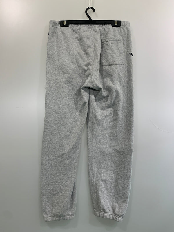 【中古品】【メンズ】 SUPREME シュプリーム RAISED EMBROIDERY SWEATPANT レイズド エンブロイダリー スウェットパンツ 刺繍 ボトムス 149-260622-yn-02-min サイズ：L カラー：グレー 万代Net店