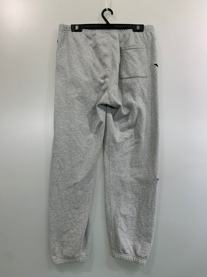 【中古品】【メンズ】 SUPREME シュプリーム RAISED EMBROIDERY SWEATPANT レイズド エンブロイダリー スウェットパンツ 刺繍 ボトムス 149-260622-yn-02-min サイズ：L カラー：グレー 万代Net店