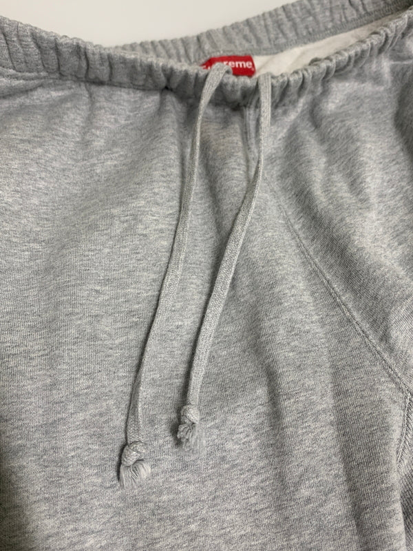 【中古品】【メンズ】 SUPREME シュプリーム RAISED EMBROIDERY SWEATPANT レイズド エンブロイダリー スウェットパンツ 刺繍 ボトムス 149-260622-yn-02-min サイズ：L カラー：グレー 万代Net店