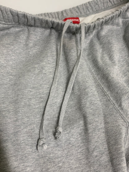 【中古品】【メンズ】 SUPREME シュプリーム RAISED EMBROIDERY SWEATPANT レイズド エンブロイダリー スウェットパンツ 刺繍 ボトムス 149-260622-yn-02-min サイズ：L カラー：グレー 万代Net店