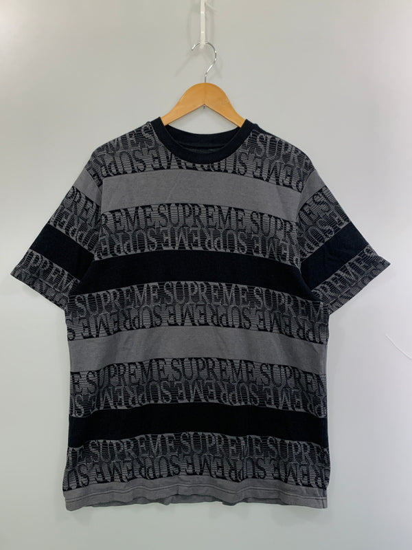 【中古品】【メンズ】 SUPREME シュプリーム TEXT STRIPE JACQUARD TEE テキスト ストライプ ジャカード ティー メンズ 半袖 Tシャツ 149-260625-hu-14-min サイズ：L カラー：ブラック/グレー 万代Net店
