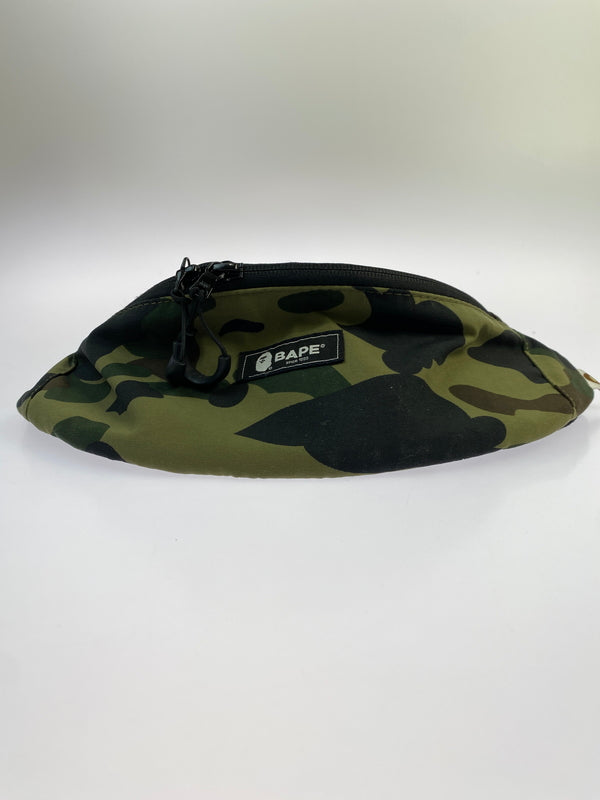 【中古品】【メンズ】 A BATHING APE アベイシングエイプ 1ST CAMO WAIST BAG ファースト カモ ウエスト バッグ 001GDF801023X メンズ ボディバッグ ウエストポーチ 188-260702-hu-09-min カラー：グリーン系（カモ） 万代Net店