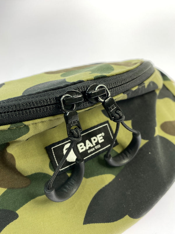 【中古品】【メンズ】 A BATHING APE アベイシングエイプ 1ST CAMO WAIST BAG ファースト カモ ウエスト バッグ 001GDF801023X メンズ ボディバッグ ウエストポーチ 188-260702-hu-09-min カラー：グリーン系（カモ） 万代Net店