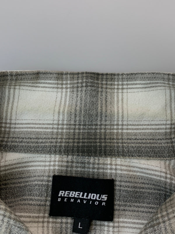 【現状渡し品】【メンズ】 REBELLIOUS BEHAVIOR リベリアス ビヘイビア RBLS OG OMBRE LS SHIRT シャツ 142-260630-zi-24-min サイズ：L カラー：グレー/ホワイト 万代Net店