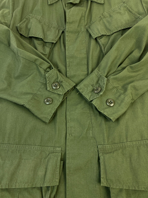 【中古品】【メンズ】 U.S.ARMY アメリカ陸軍 JUNGLE FATIGUE JACKET 8405-935-4703 1970年製 ジャングルファティーグジャケット アウター 146-260701-yn-30-min サイズ：X-SMALL-REGULAR カラー：オリーブグリーン 万代Net店