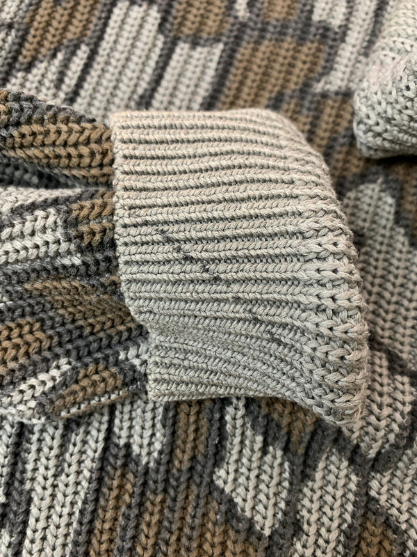 【中古品】【メンズ】 SUPREME シュプリーム OLD ENGLISH PRINTED SWEATER CAMO セーター 149-260630-zi-10-min サイズ：M カラー：カーキ系 万代Net店