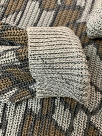【中古品】【メンズ】 SUPREME シュプリーム OLD ENGLISH PRINTED SWEATER CAMO セーター 149-260630-zi-10-min サイズ：M カラー：カーキ系 万代Net店
