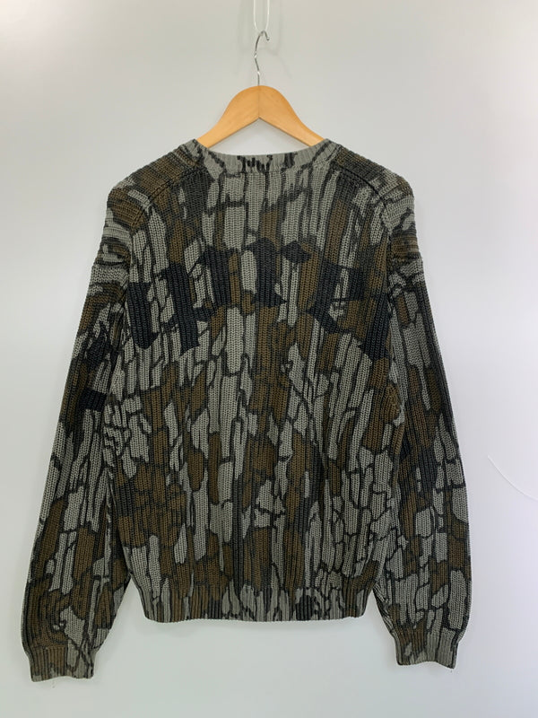 【中古品】【メンズ】 SUPREME シュプリーム OLD ENGLISH PRINTED SWEATER CAMO セーター 149-260630-zi-10-min サイズ：M カラー：カーキ系 万代Net店
