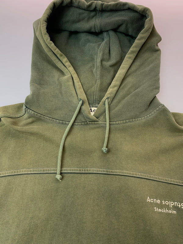 【現状渡し品】【メンズ】 ACNE STUDIOS アクネストゥディオズ LOGO HOODIE ロゴフーディ 141-260630-zi-04-min サイズ：XS カラー：グリーンカーキ 万代Net店
