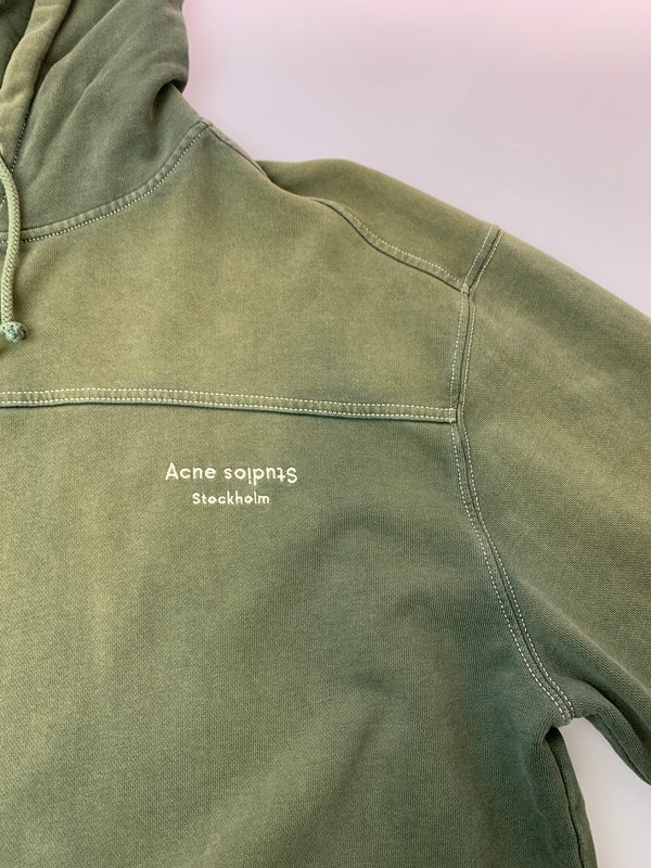 【現状渡し品】【メンズ】 ACNE STUDIOS アクネストゥディオズ LOGO HOODIE ロゴフーディ 141-260630-zi-04-min サイズ：XS カラー：グリーンカーキ 万代Net店