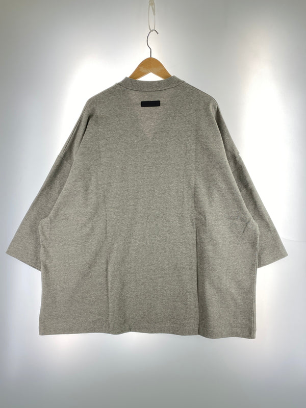 【中古品】【メンズ】 FEAR OF GOD ESSENTIALS フィア オブ ゴッド エッセンシャルズ FOOT BALL TEE フットボール Vネック Tシャツ メンズ トップス 142-260710-em-33-min サイズ：L カラー：グレー 万代Net店