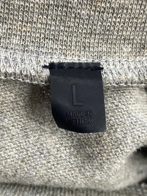 【中古品】【メンズ】 FEAR OF GOD ESSENTIALS フィア オブ ゴッド エッセンシャルズ FOOT BALL TEE フットボール Vネック Tシャツ メンズ トップス 142-260710-em-33-min サイズ：L カラー：グレー 万代Net店