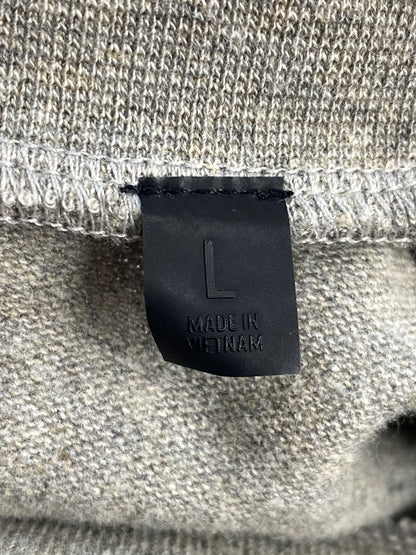 【中古品】【メンズ】 FEAR OF GOD ESSENTIALS フィア オブ ゴッド エッセンシャルズ FOOT BALL TEE フットボール Vネック Tシャツ メンズ トップス 142-260710-em-33-min サイズ：L カラー：グレー 万代Net店