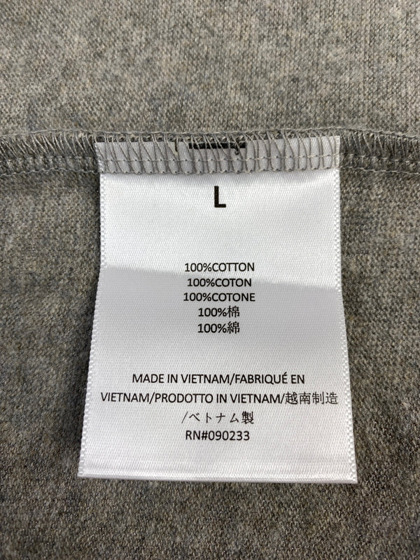 【中古品】【メンズ】 FEAR OF GOD ESSENTIALS フィア オブ ゴッド エッセンシャルズ FOOT BALL TEE フットボール Vネック Tシャツ メンズ トップス 142-260710-em-33-min サイズ：L カラー：グレー 万代Net店