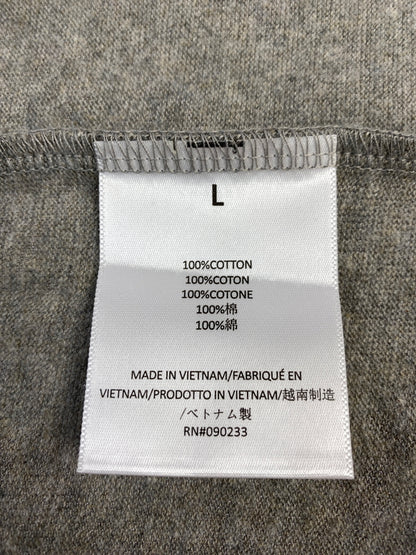 【中古品】【メンズ】 FEAR OF GOD ESSENTIALS フィア オブ ゴッド エッセンシャルズ FOOT BALL TEE フットボール Vネック Tシャツ メンズ トップス 142-260710-em-33-min サイズ：L カラー：グレー 万代Net店