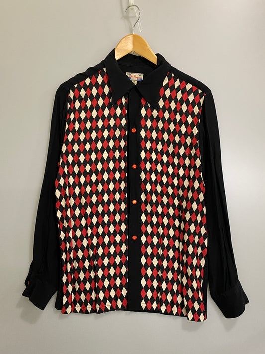 【中古品】【メンズ】 DRY BONES ドライボーンズ ダイヤモンドパターン レーヨンシャツ 50年代風 メンズ トップス ダイヤ柄 長袖 145-260710-em-82-min サイズ：M カラー：ブラック 万代Net店