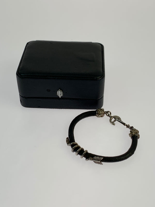 【現状渡し品】【メンズ】 FIRST ARROW'S ファーストアローズ TORNADO ARROW LEATHER BRACELET トルネードアロー レザーブレスレット メンズ アクセサリー 192-260709-hu-25-min カラー：ブラック/シルバー 万代Net店