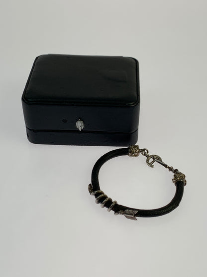 【現状渡し品】【メンズ】 FIRST ARROW'S ファーストアローズ TORNADO ARROW LEATHER BRACELET トルネードアロー レザーブレスレット メンズ アクセサリー 192-260709-hu-25-min カラー：ブラック/シルバー 万代Net店