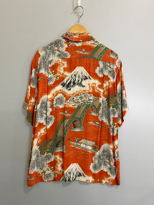 【中古品】【メンズ】 SUN SURF サンサーフ RAYON S/S ARCH BRIDGE & Mt.FUJI SS31602 レーヨン ショートスリーブ アーチブリッジ アンド マウントフジ 富士山 半袖シャツ 145-260710-em-68-min サイズ：S カラー：オレンジ系 万代Net店