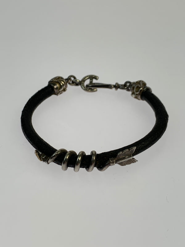 【現状渡し品】【メンズ】 FIRST ARROW'S ファーストアローズ TORNADO ARROW LEATHER BRACELET トルネードアロー レザーブレスレット メンズ アクセサリー 192-260709-hu-25-min カラー：ブラック/シルバー 万代Net店