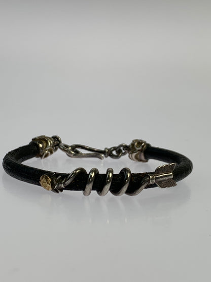 【現状渡し品】【メンズ】 FIRST ARROW'S ファーストアローズ TORNADO ARROW LEATHER BRACELET トルネードアロー レザーブレスレット メンズ アクセサリー 192-260709-hu-25-min カラー：ブラック/シルバー 万代Net店