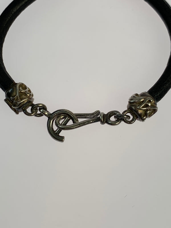 【現状渡し品】【メンズ】 FIRST ARROW'S ファーストアローズ TORNADO ARROW LEATHER BRACELET トルネードアロー レザーブレスレット メンズ アクセサリー 192-260709-hu-25-min カラー：ブラック/シルバー 万代Net店