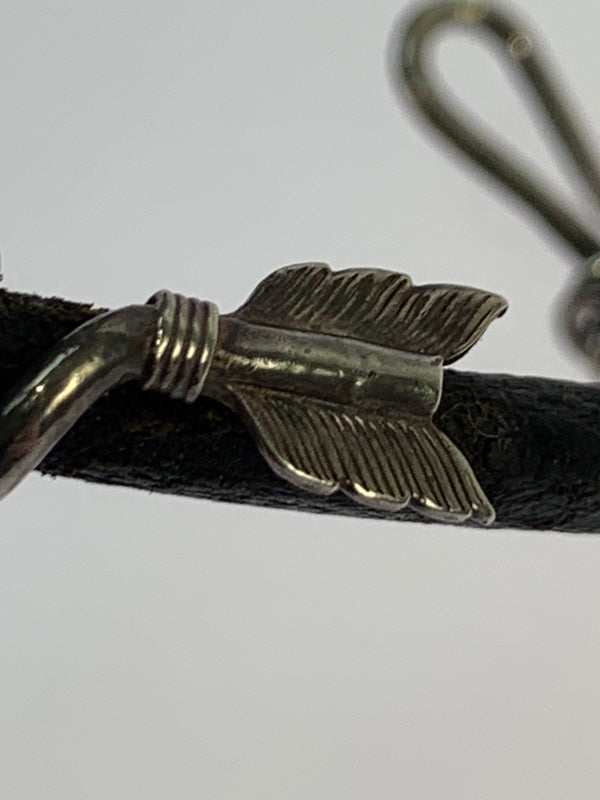 【現状渡し品】【メンズ】 FIRST ARROW'S ファーストアローズ TORNADO ARROW LEATHER BRACELET トルネードアロー レザーブレスレット メンズ アクセサリー 192-260709-hu-25-min カラー：ブラック/シルバー 万代Net店