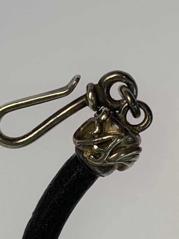 【現状渡し品】【メンズ】 FIRST ARROW'S ファーストアローズ TORNADO ARROW LEATHER BRACELET トルネードアロー レザーブレスレット メンズ アクセサリー 192-260709-hu-25-min カラー：ブラック/シルバー 万代Net店
