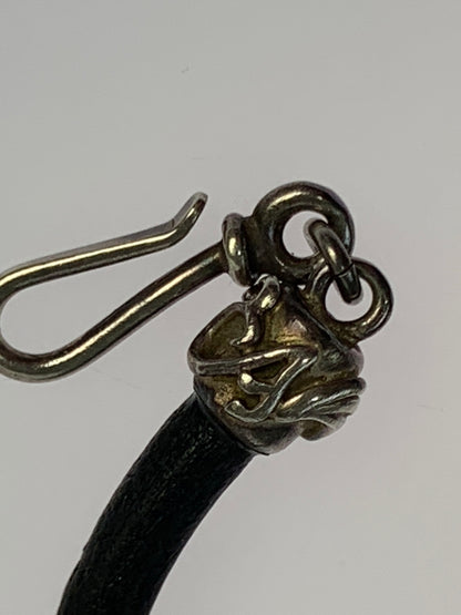 【現状渡し品】【メンズ】 FIRST ARROW'S ファーストアローズ TORNADO ARROW LEATHER BRACELET トルネードアロー レザーブレスレット メンズ アクセサリー 192-260709-hu-25-min カラー：ブラック/シルバー 万代Net店