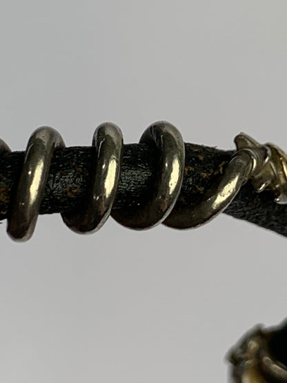 【現状渡し品】【メンズ】 FIRST ARROW'S ファーストアローズ TORNADO ARROW LEATHER BRACELET トルネードアロー レザーブレスレット メンズ アクセサリー 192-260709-hu-25-min カラー：ブラック/シルバー 万代Net店