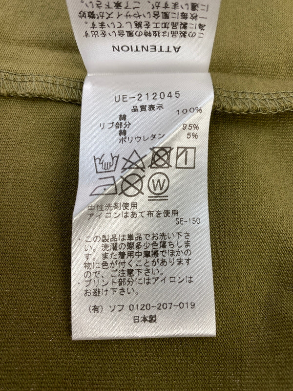 【中古品】【メンズ】 UNIFORM EXPERIMENT ユニフォームエクスペリメント × SOPHNET. ソフネット SMALL LOGO TEE UE-212045 スモール ロゴ 半袖Tシャツ メンズ トップス 142-260710-em-32-min サイズ：3 カラー：カーキ 万代Net店