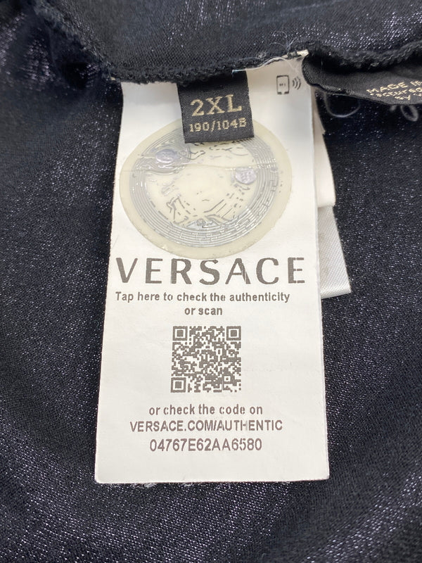 【現状渡し品】【メンズ】 VERSACE ヴェルサーチェ ラインストーンロゴTシャツ 半袖 メンズ トップス 141-260710-em-29-min サイズ：２XL カラー：ブラック 万代Net店