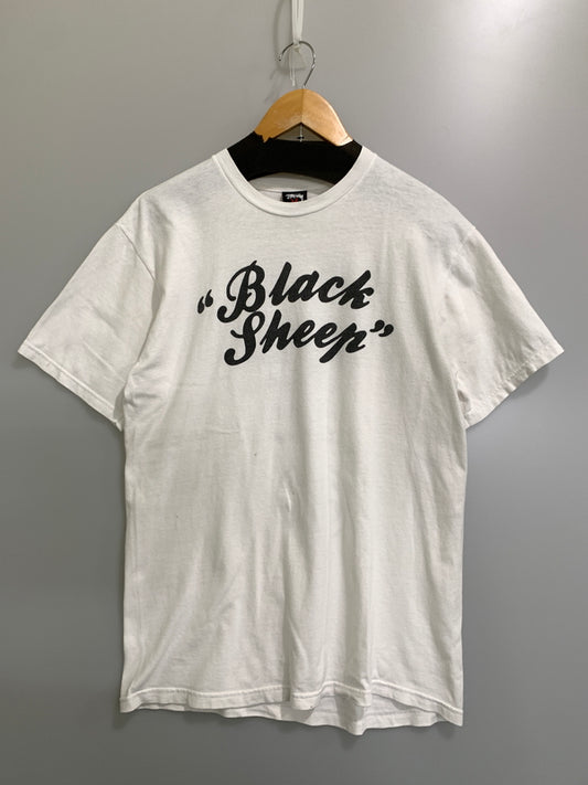 【中古品】【メンズ】 STUSSY ステューシー BLACK SHEEP PRINT TEE ブラック シープ プリント 半袖 Tシャツ メンズ トップス 142-260720-em-56-min サイズ：M カラー：ホワイト 万代Net店