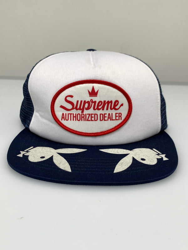 【中古品】【メンズ/レディース】 SUPREME シュプリーム × PLAY BOY プレイボーイ 26SS MESH BACK 5-PANEL CAP メッシュ バック 5パネル キャップ 帽子 185-260723-em-19-min サイズ：58cm ONE SIZE カラー：ネイビー/ホワイト 万代Net店
