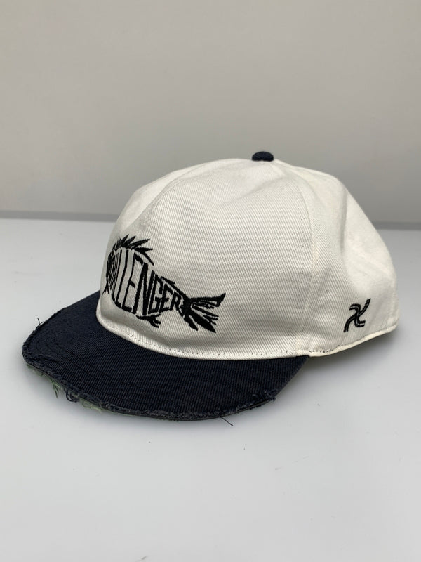 【現状渡し品】【メンズ/レディース】 CHALLENGER チャレンジャー FISH LOGO CAP 初期 ツバ切り フィッシュ ロゴ キャップ 帽子 メッシュキャップ 185-260723-em-20-min カラー：ホワイト/ブラック 万代Net店
