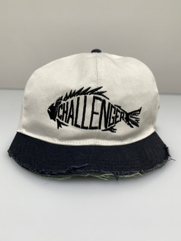 【現状渡し品】【メンズ/レディース】 CHALLENGER チャレンジャー FISH LOGO CAP 初期 ツバ切り フィッシュ ロゴ キャップ 帽子 メッシュキャップ 185-260723-em-20-min カラー：ホワイト/ブラック 万代Net店
