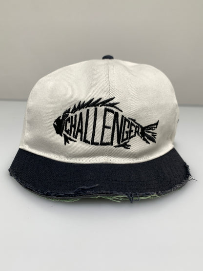 【現状渡し品】【メンズ/レディース】 CHALLENGER チャレンジャー FISH LOGO CAP 初期 ツバ切り フィッシュ ロゴ キャップ 帽子 メッシュキャップ 185-260723-em-20-min カラー：ホワイト/ブラック 万代Net店